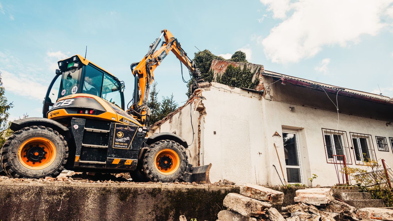 Professionelle Rückbau- und Abrissarbeiten an einem Gebäude im Rahmen eines Bauprojekts im Raum Schleswig-Holstein, Hamburg und Niedersachsen.
